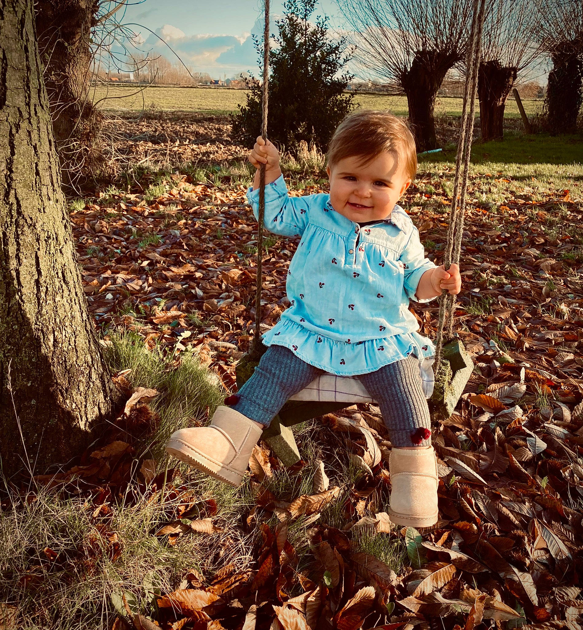 Leony a rejoint le concours — aidez-le/la à gagner de superbes lots ! adaptation, branch, child, fun, grass, grass_family, hand, happy, joy, leg, morning, natural_environment, people_in_nature, person, plant, sky, standing, sunlight, tints_and_shades, toddler