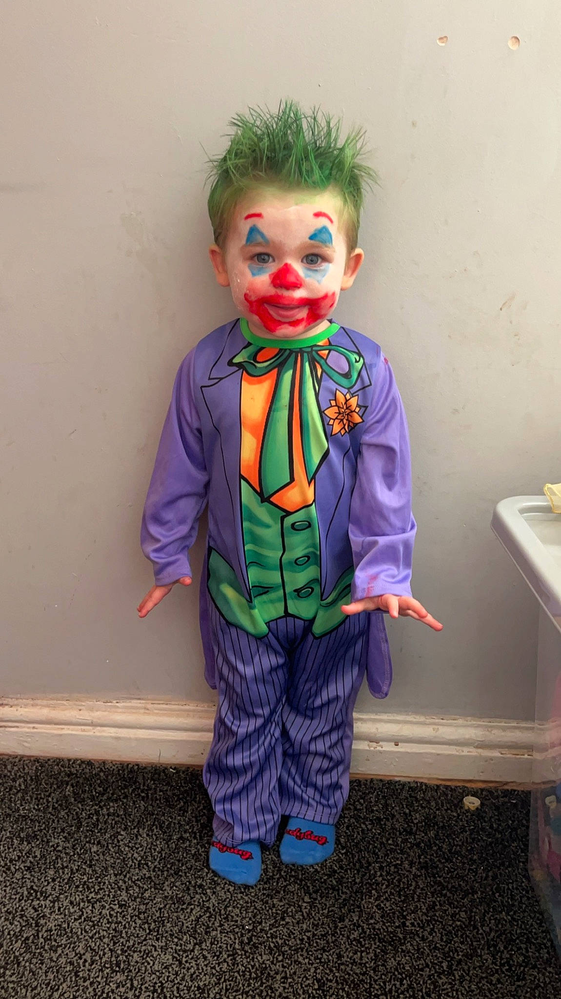 Roman-john is registered to the contest to win money with this photo: art, child, costume, entertainment, fashion_design, fictional_character, fun, hat, head, joker, mask, performing_arts, person, puppet, purple, room, scarecrow, sleeve, smile, toy