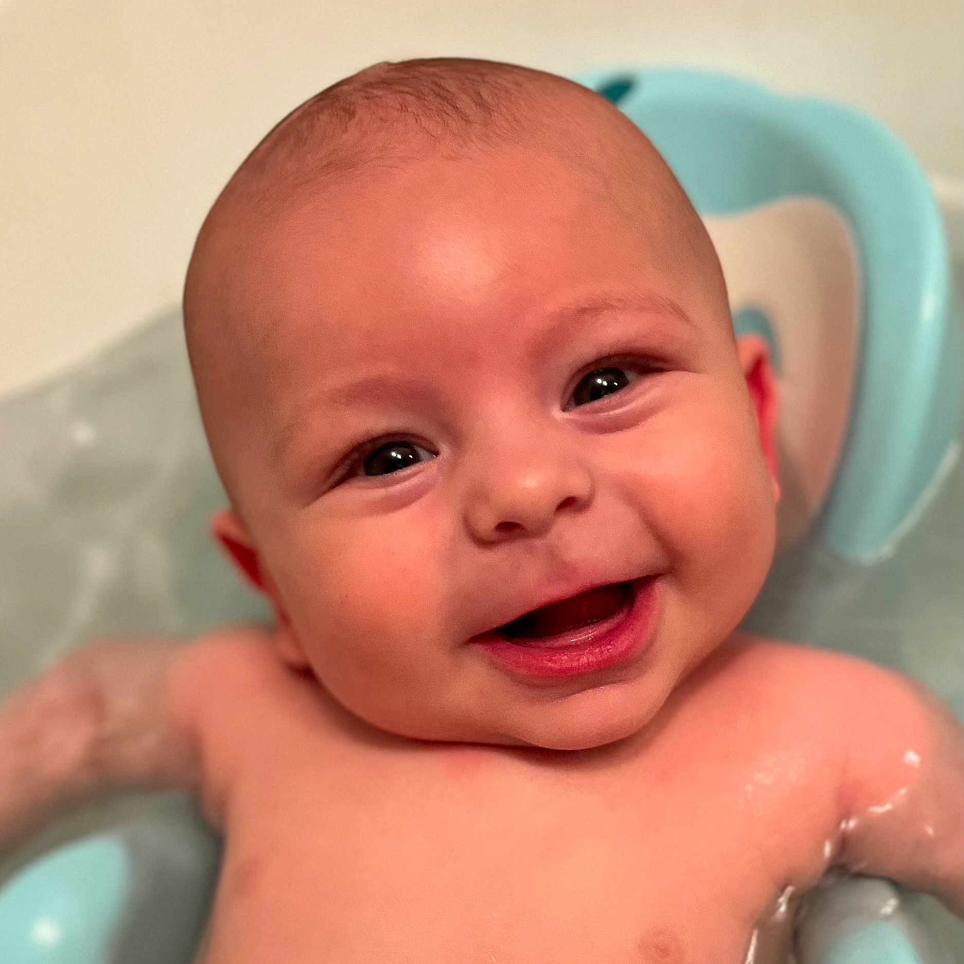 Côme a rejoint le concours — aidez-le/la à gagner de superbes lots ! baby, bath_time, bathtub, child, childhood, closeup, cute, expression, eyes, face, happy, head, infant, mouth, person, seat, sitting, skin, smiling, water