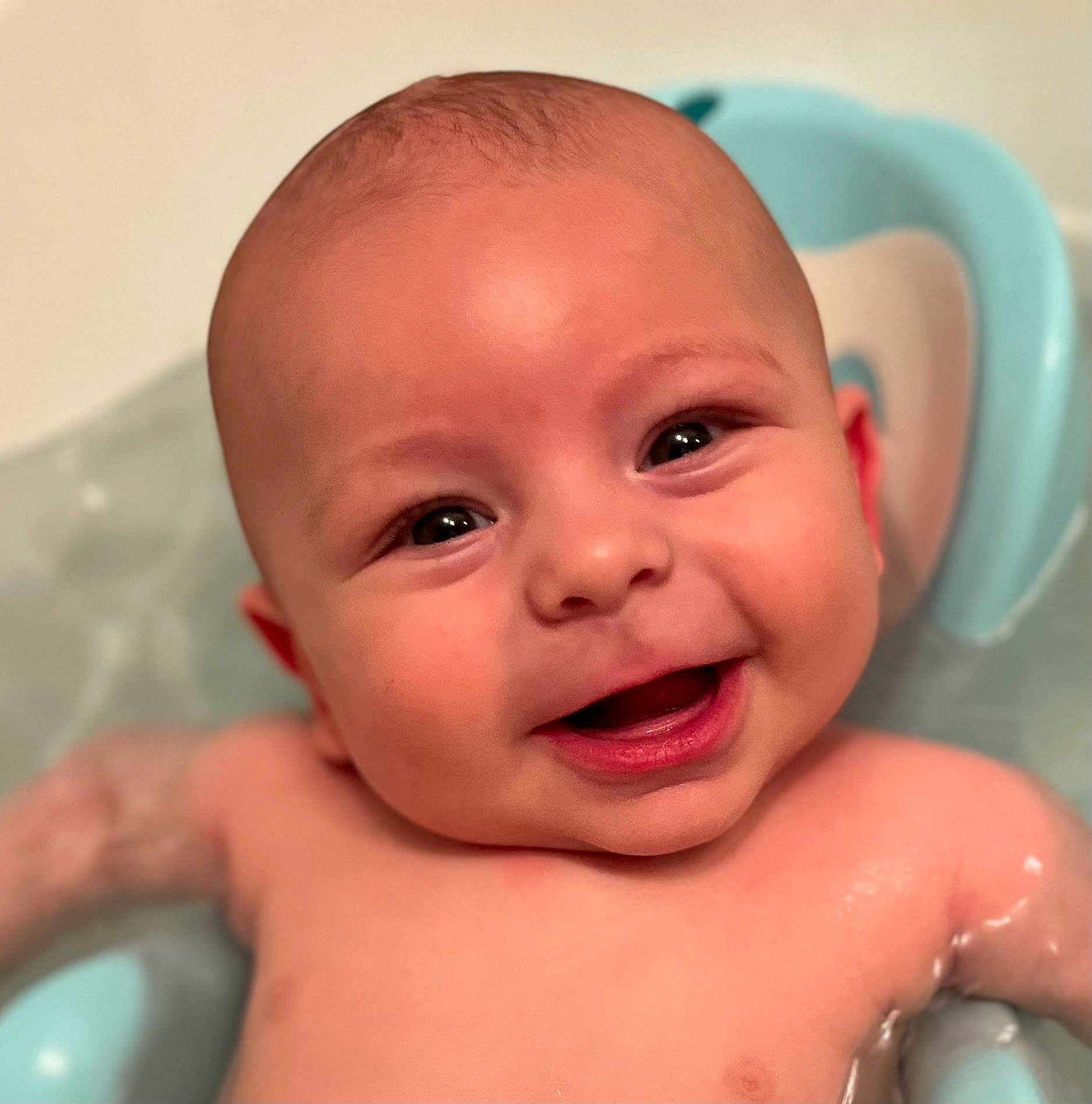 Côme a rejoint le concours — aidez-le/la à gagner de superbes lots ! baby, smiling, face, water, bathtub, bath_time, child, happy, skin, head, eyes, mouth, infant, seat, sitting, cute, expression, closeup, childhood, person