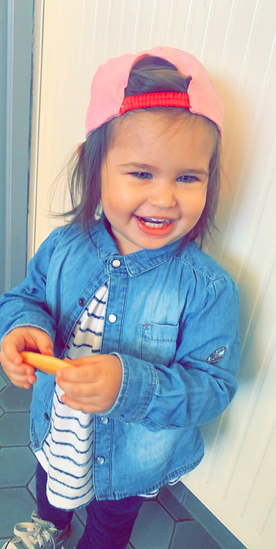 Lena participe au concours pour gagner de l'argent avec cette photo : brown_hair, cheek, child, child_model, cool, denim, fashion_accessory, finger, hair_accessory, happy, headband, headgear, headwear, jeans, joy, lip, long_hair, person, play, smile