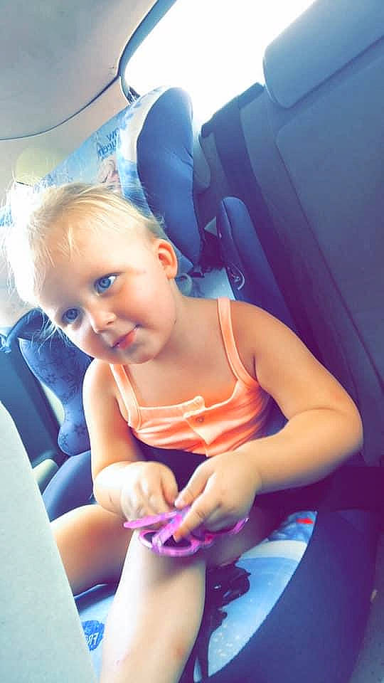 Ambre participe au concours pour gagner de l'argent avec cette photo : auto_part, baby, car_seat, child, ear, fun, leg, person, play, sitting, skin, smile, summer, toddler, vacation