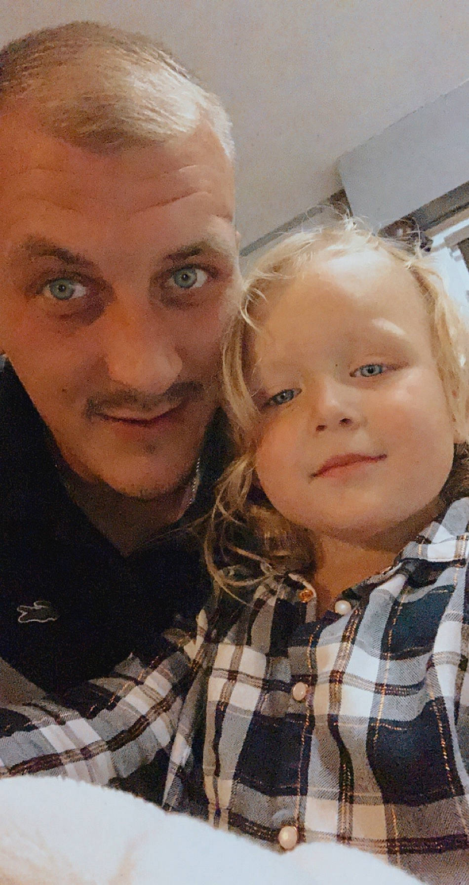 Ambre a rejoint le concours — aidez-le/la à gagner de superbes lots ! blond, cheek, child, eye, eyebrow, face, forehead, head, joy, lip, nose, person, photography, selfie, sibling, skin, smile, toddler