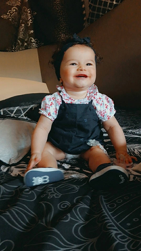 Ayna participe au concours pour gagner de l'argent avec cette photo : baby, cheek, child, child_model, joy, leg, person, sitting, skin, smile, toddler