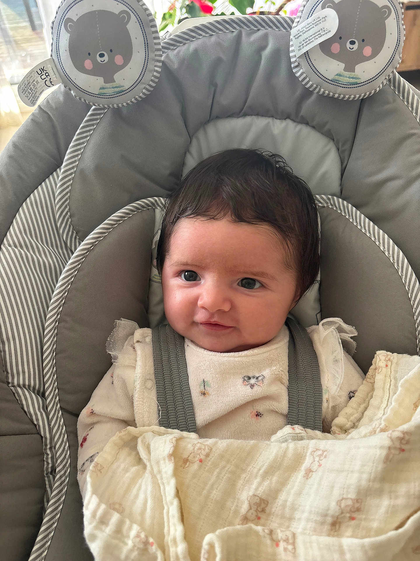 Valentina a rejoint le concours — aidez-le/la à gagner de superbes lots ! baby, infant, child, face, eyes, dark_hair, smile, cheeks, baby_bouncer, seat, blanket, swaddle, straps, onesie, plush_bear, toy, indoor, soft_fabric, portrait, close_up