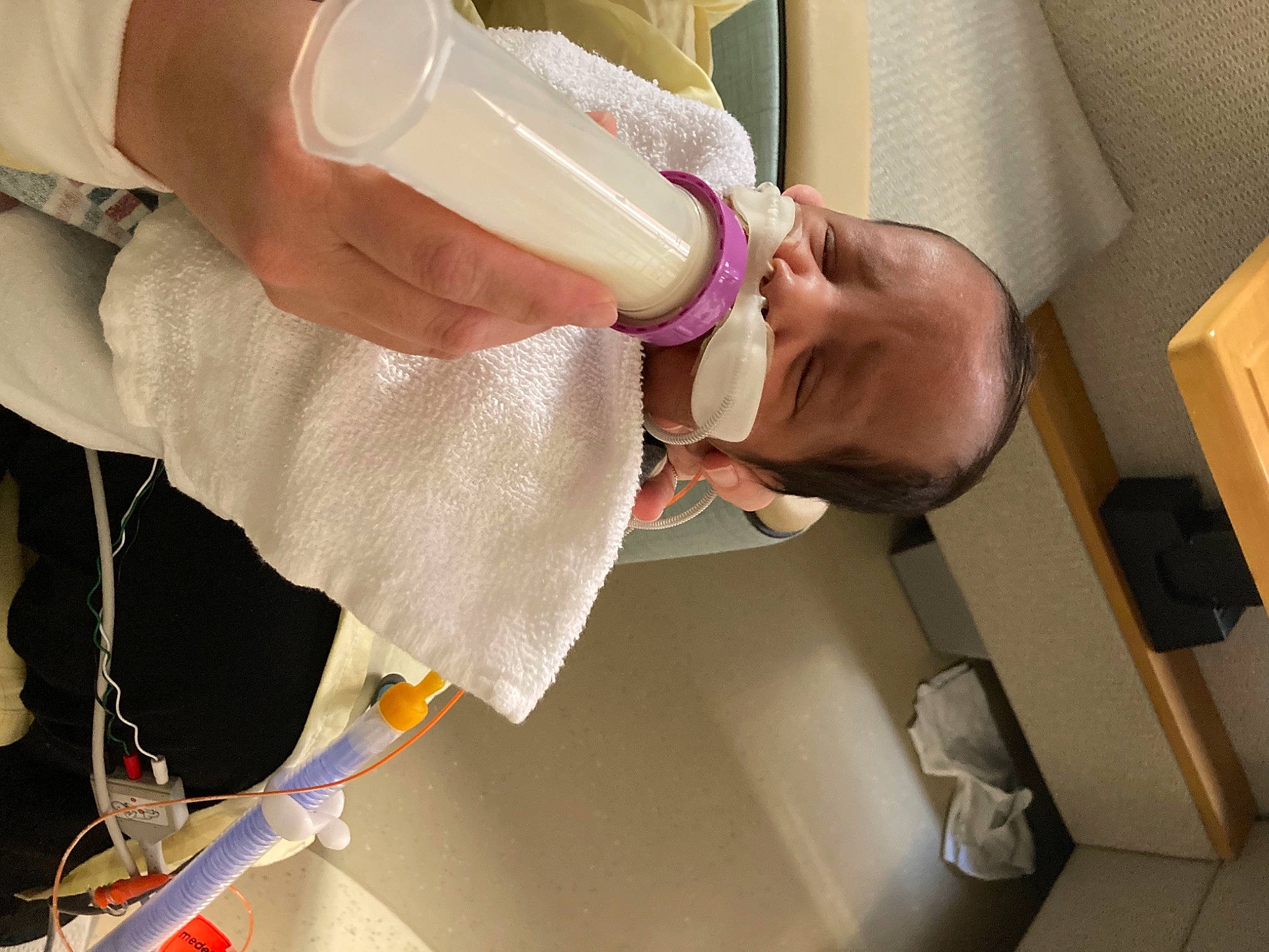 Tyair is registered to the contest to win money with this photo: cable, child, drinking, drinkware, electrical_wiring, engineering, eyelash, eyewear, finger, food, hand, nail, person, plastic_bottle, room, science, service, thumb, water, wire