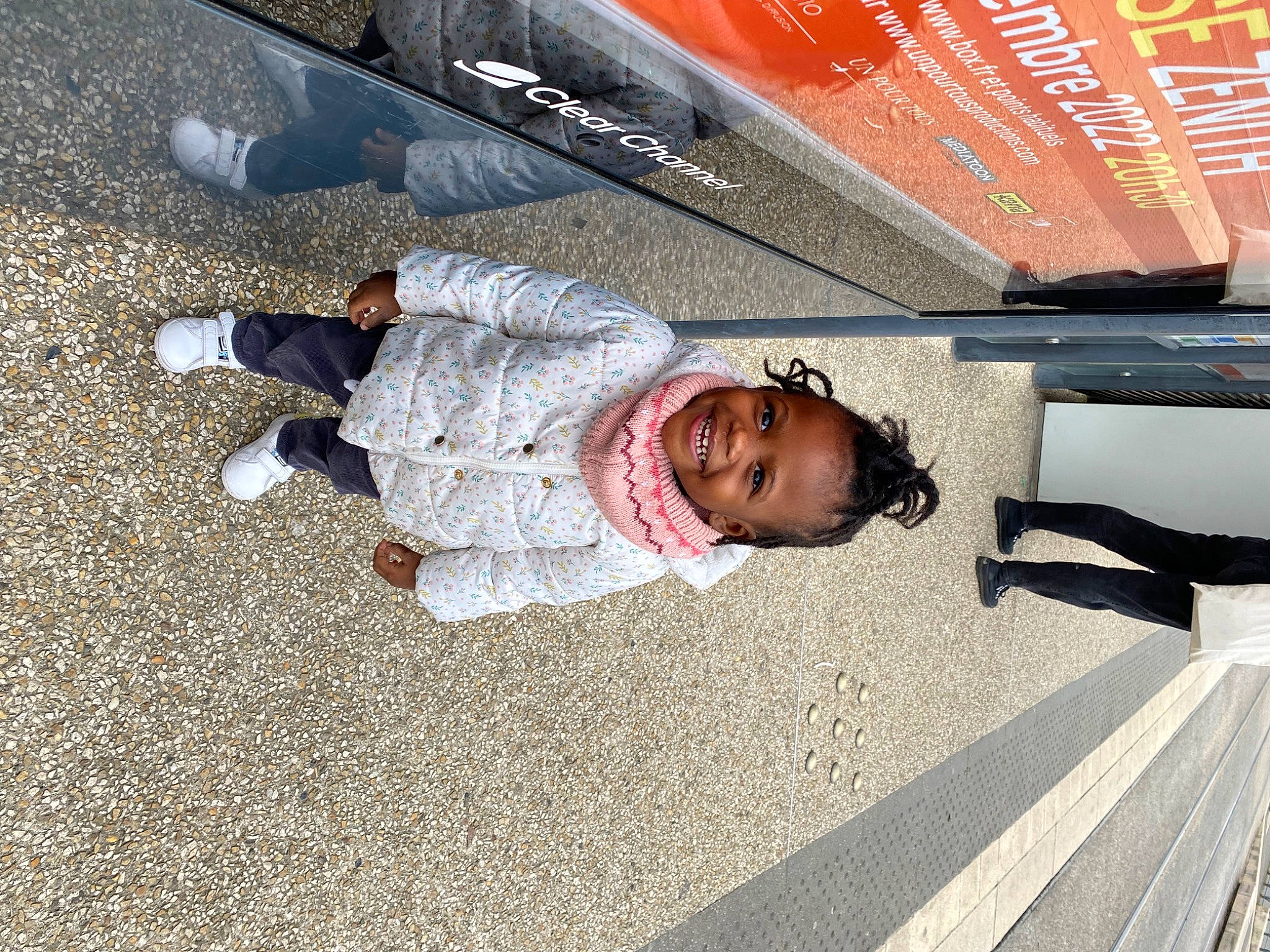 Thalia a rejoint le concours — aidez-le/la à gagner de superbes lots ! advertising, asphalt, bumper, city, concrete, eyewear, flooring, font, joy, leisure, pedestrian, person, road, road_surface, shadow, sidewalk, sitting, smile, street, tints_and_shades