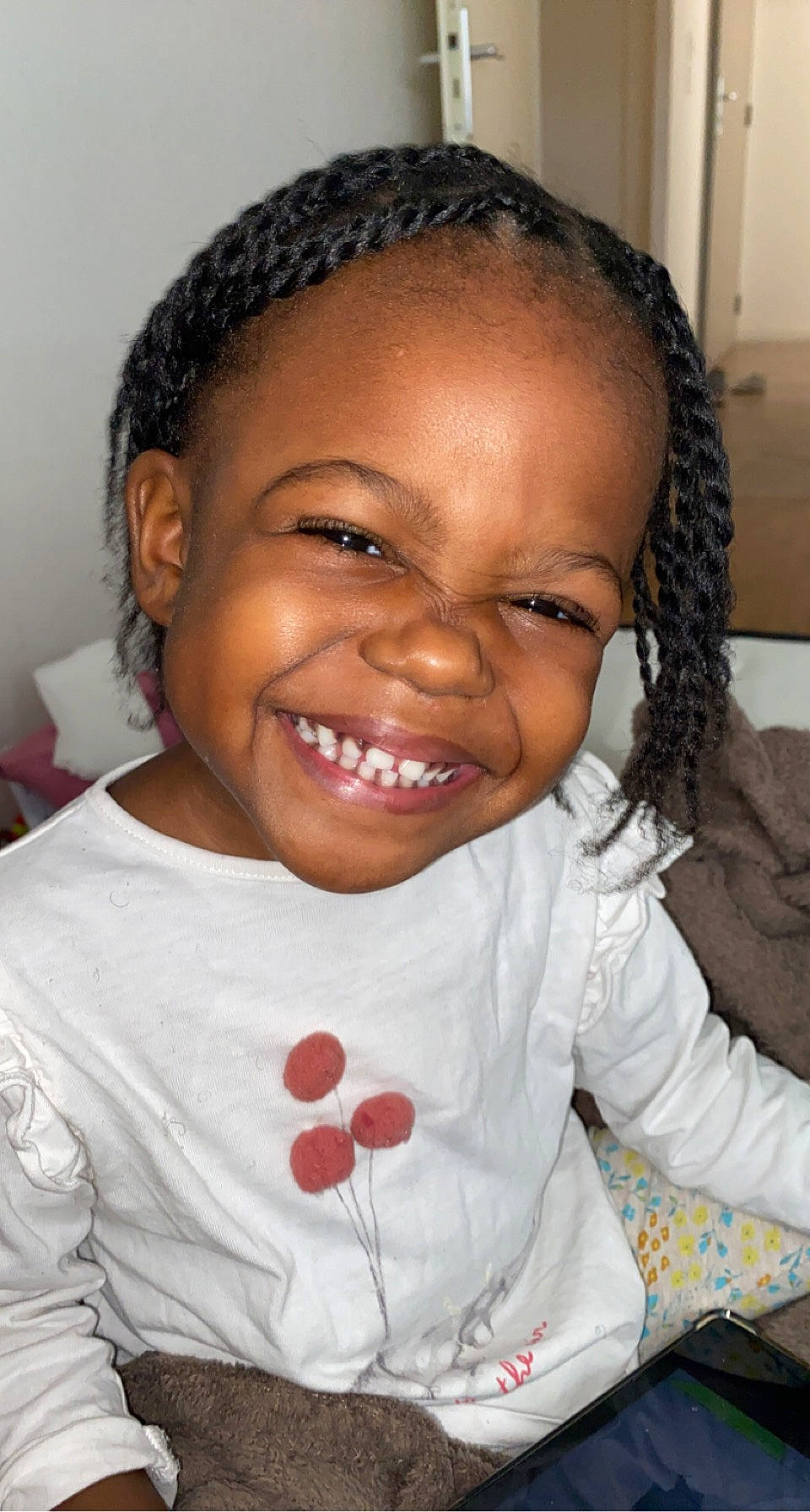 Thalia participe au concours pour gagner de l'argent avec cette photo : black, cheek, chin, eye, eyebrow, face, facial_expression, forehead, hair, happy, head, joy, lip, mouth, neck, nose, organ, person, skin, sleeve