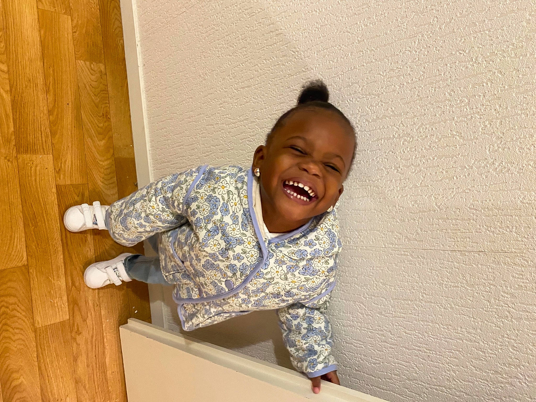 Thalia a rejoint le concours — aidez-le/la à gagner de superbes lots ! baby_toddler_clothing, comfort, door, elbow, finger, flooring, gesture, happy, hardwood, human_body, joy, pattern, person, sleeve, smile, t_shirt, thumb, toddler, varnish, window