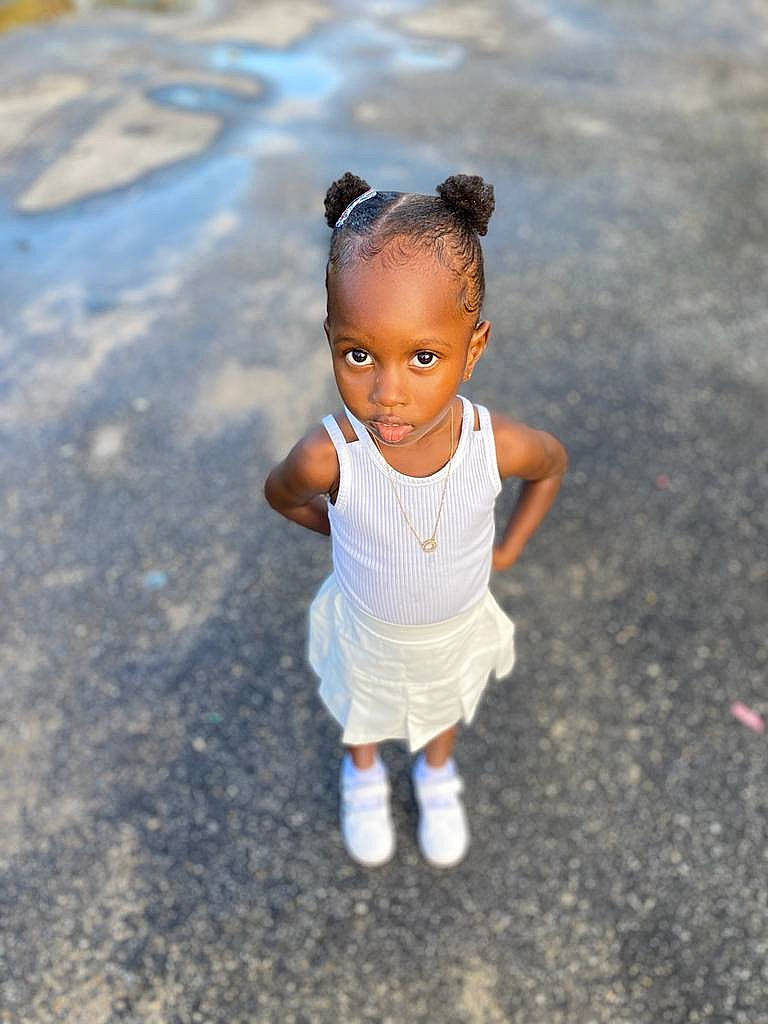 Thaïs a rejoint le concours — aidez-le/la à gagner de superbes lots ! arm, asphalt, baby_toddler_clothing, electric_blue, eye, fun, gesture, grass, hand, happy, human_body, human_leg, leisure, mammal, people_in_nature, person, skin, sleeve, sunglasses, toddler