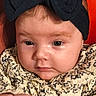 Cassie a rejoint le concours — aidez-le/la à gagner de superbes lots ! baby, child, infant, headband, bow, face, portrait, clothing, pattern, floral, hand, fist, cute, skin, eyes, expression, indoors, closeup, young, person
