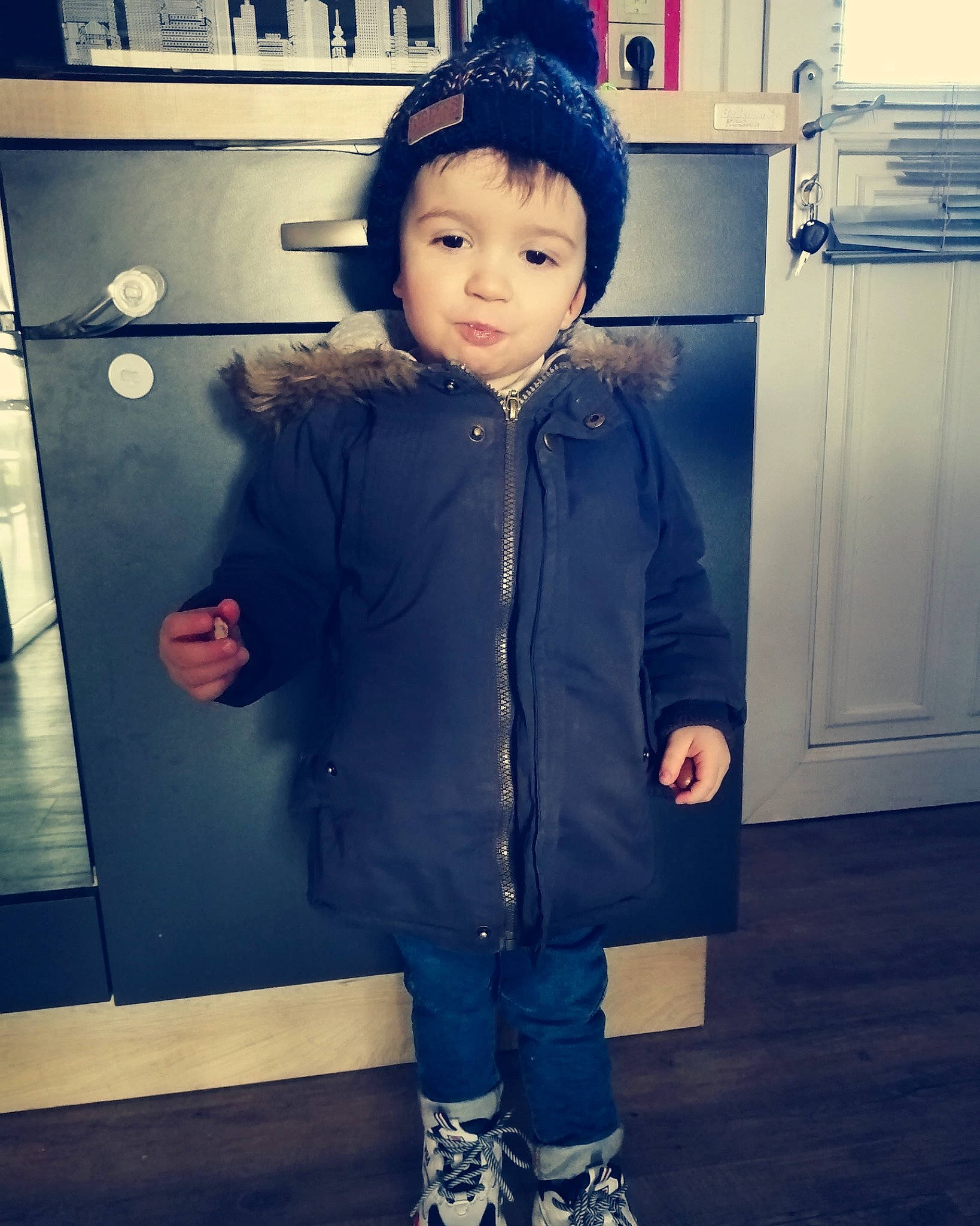Joris participe au concours pour gagner de l'argent avec cette photo : child, child_model, clothing, coat, cool, denim, fur, headgear, jacket, male, outerwear, overcoat, parka, person, sleeve, standing, toddler, winter