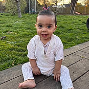Sohann participe au concours pour gagner de l'argent avec cette photo : baby, child, smiling, outdoor, grass, wooden_deck, sunset, greenery, person, happy, cute, sitting, playground, tree, nature, barefoot, clothing, face, young, daylight