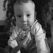 Gabin a rejoint le concours — aidez-le/la à gagner de superbes lots ! baby, infant, child, face, eyes, hand, adult_hand, portrait, black_and_white, close_up, curly_hair, holding, clothing, cozy, expression, indoors, soft_focus, cute, tiny_hands, caregiver