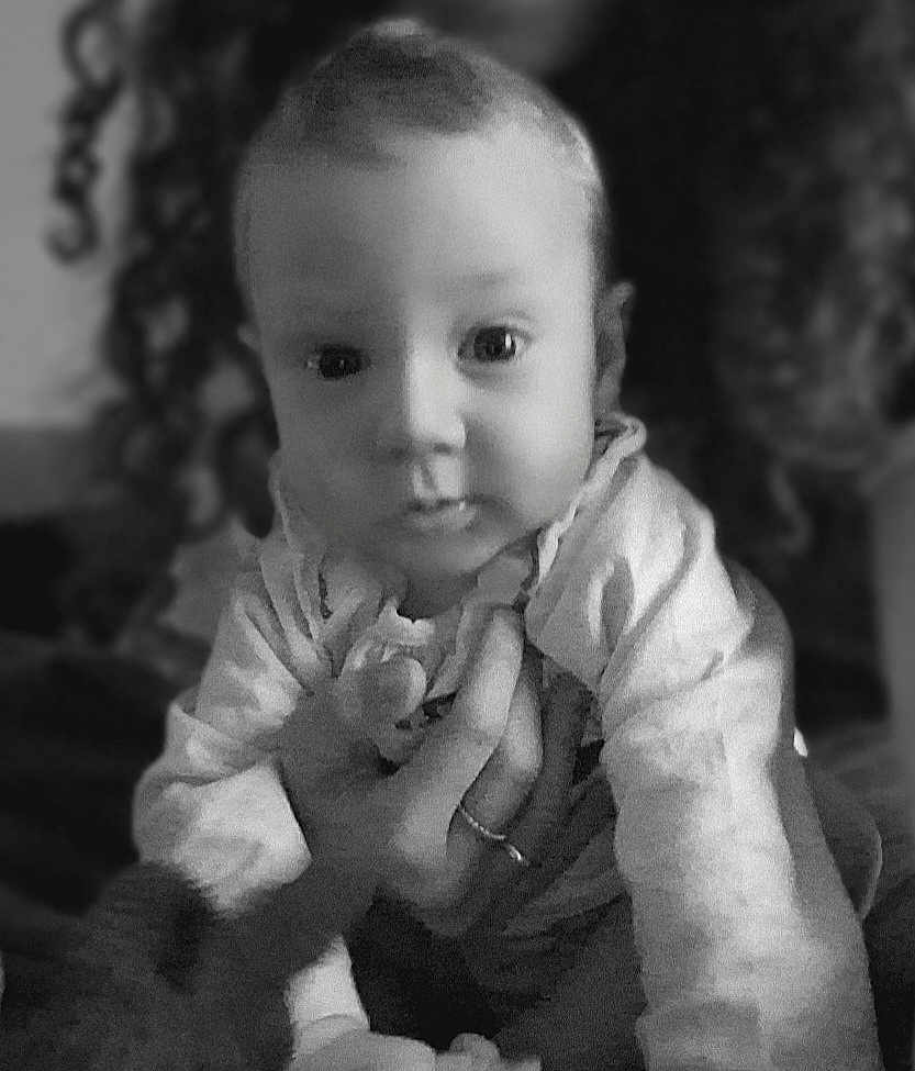 Gabin a rejoint le concours — aidez-le/la à gagner de superbes lots ! baby, infant, child, face, eyes, hand, adult_hand, portrait, black_and_white, close_up, curly_hair, holding, clothing, cozy, expression, indoors, soft_focus, cute, tiny_hands, caregiver