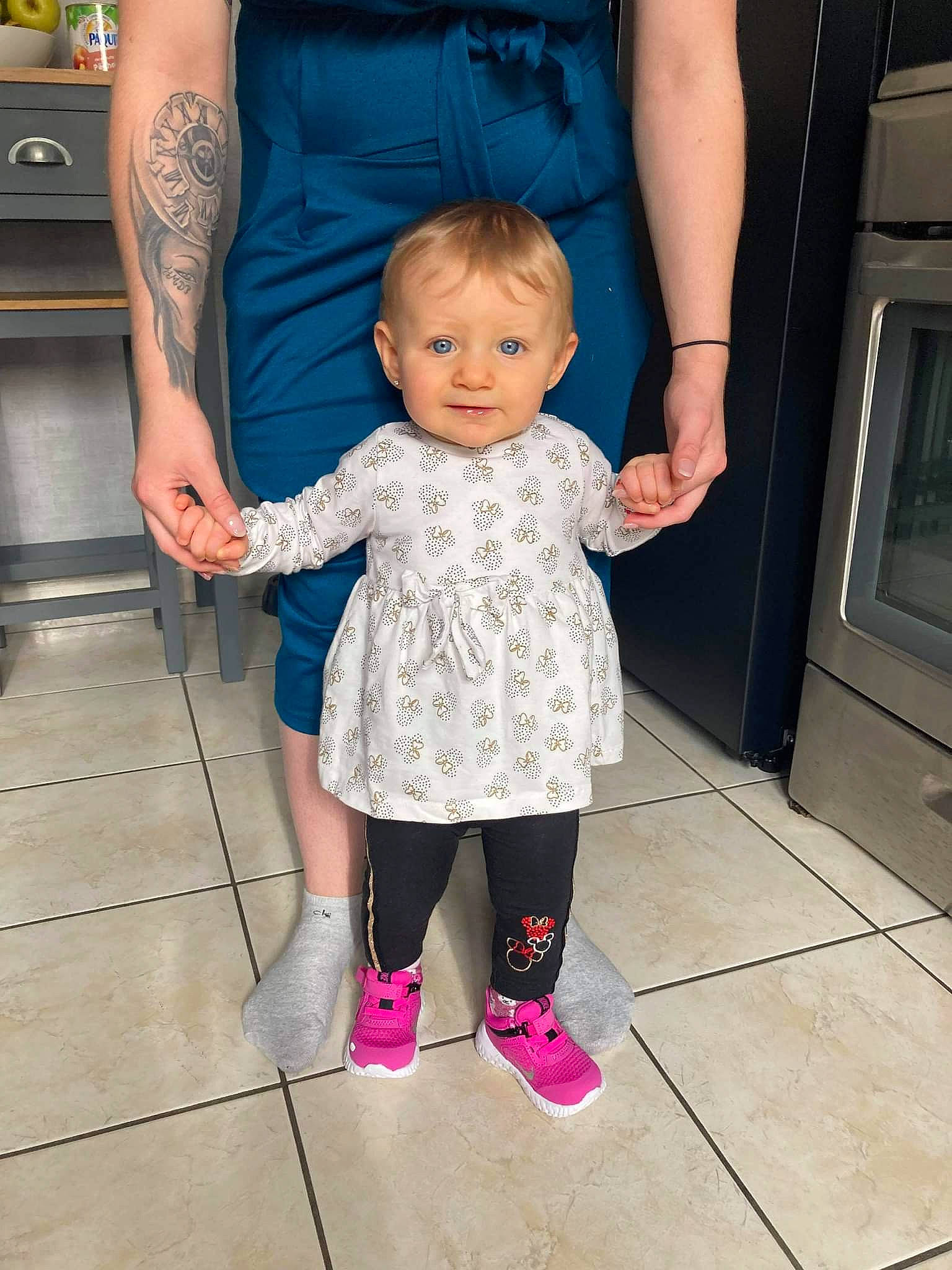 Maddy participe au concours pour gagner de l'argent avec cette photo : arm, baby_toddler_clothing, blue, clothing, eye, face, facial_expression, footwear, gesture, hair, hairstyle, hand, head, joint, leg, person, shoe, skin, sleeve, smile