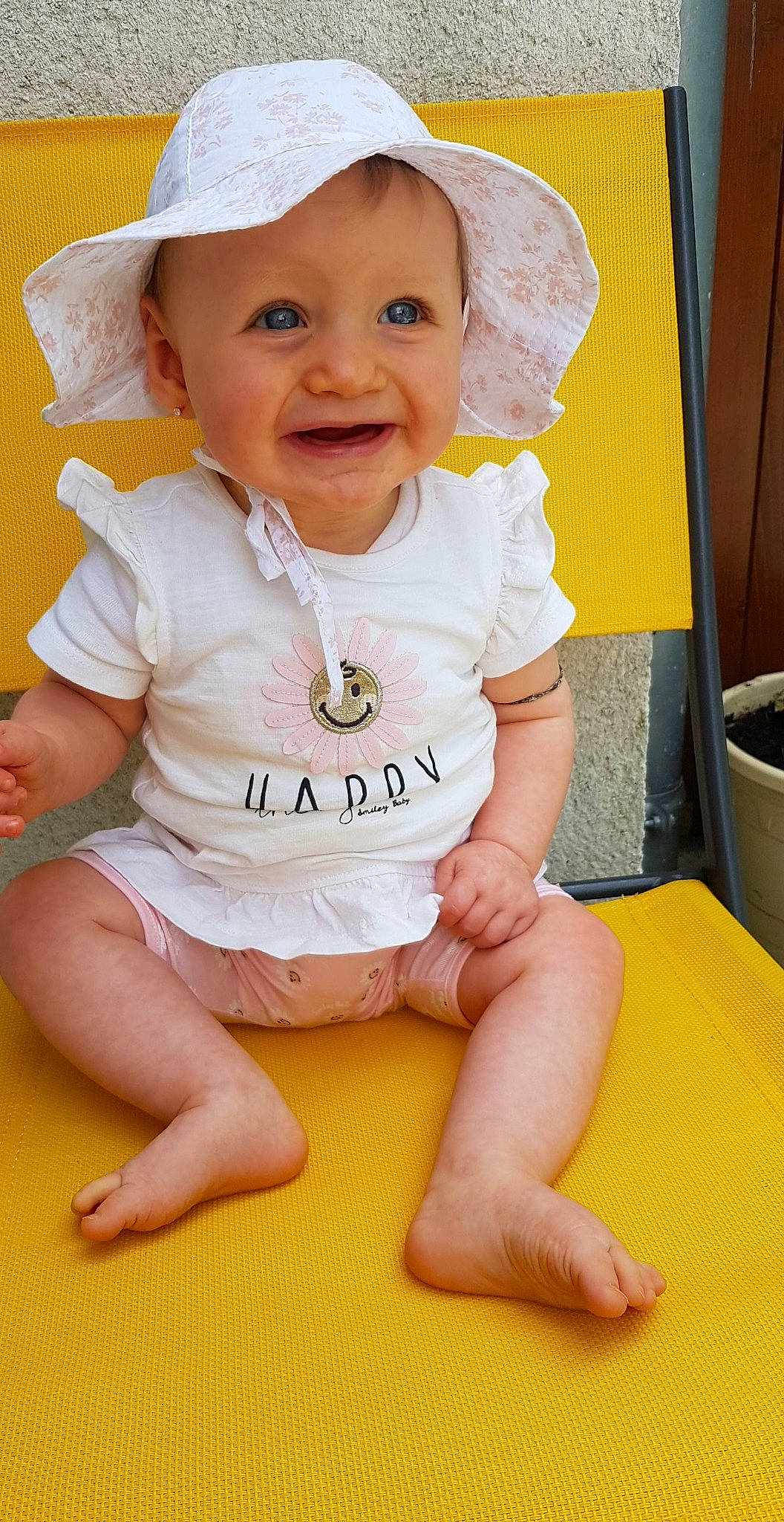 Maddy a rejoint le concours — aidez-le/la à gagner de superbes lots ! baby, baby_toddler_clothing, blue, cheek, child, eye, face, facial_expression, finger, happy, headwear, joy, orange, person, photograph, pink, skin, sleeve, smile, summer