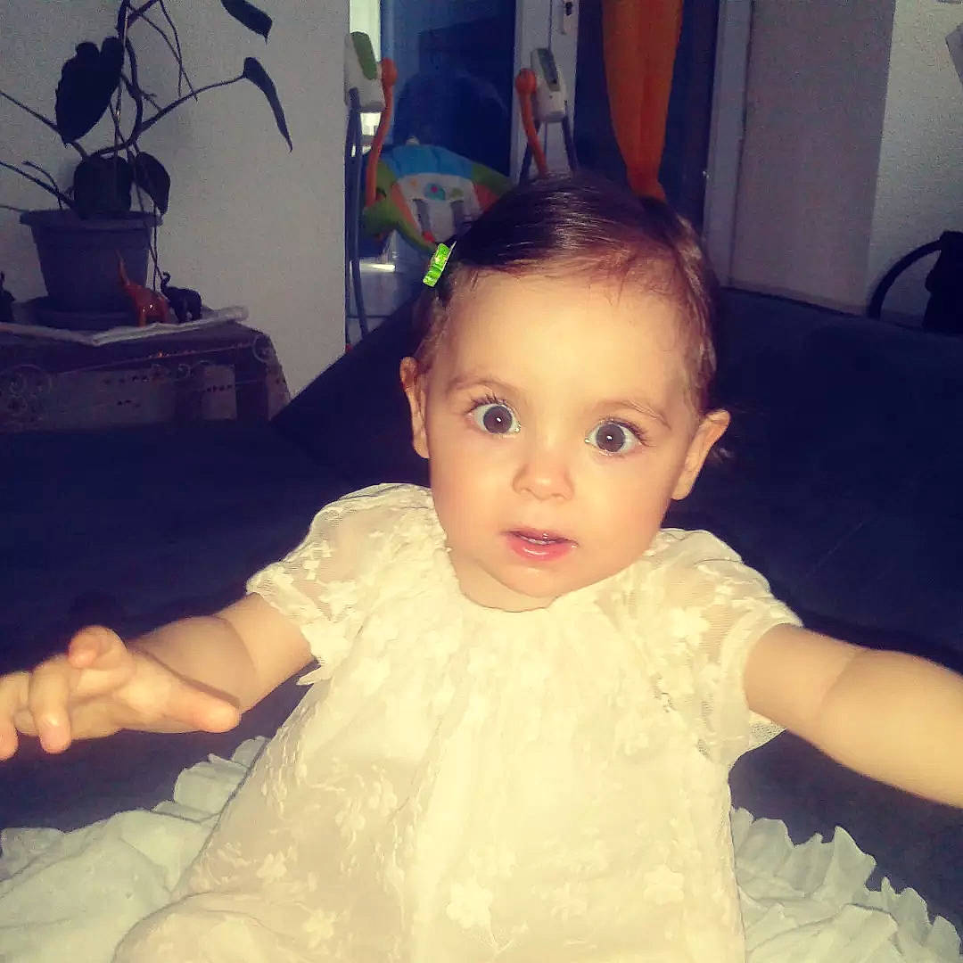 Syham participe au concours pour gagner de l'argent avec cette photo : baby_toddler_clothing, cheek, chin, eyebrow, face, facial_expression, flowerpot, hair, hairstyle, happy, lip, mouth, neck, nose, person, plant, shoulder, skin, sleeve, smile