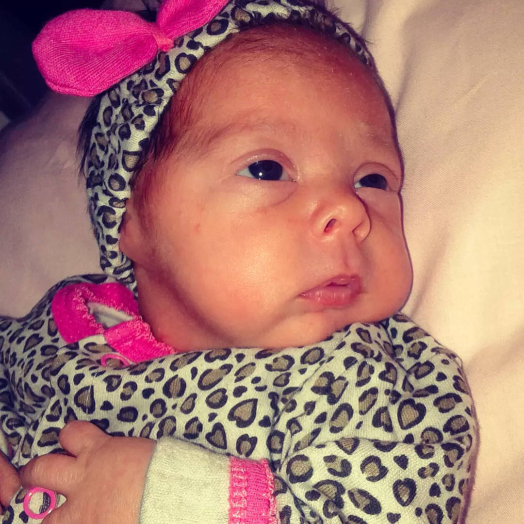 Syham participe au concours pour gagner de l'argent avec cette photo : baby_toddler_clothing, cheek, chin, ear, eye, eyebrow, eyelash, happy, head, iris, lip, mouth, neck, nose, organ, person, pink, skin, sleeve, smile