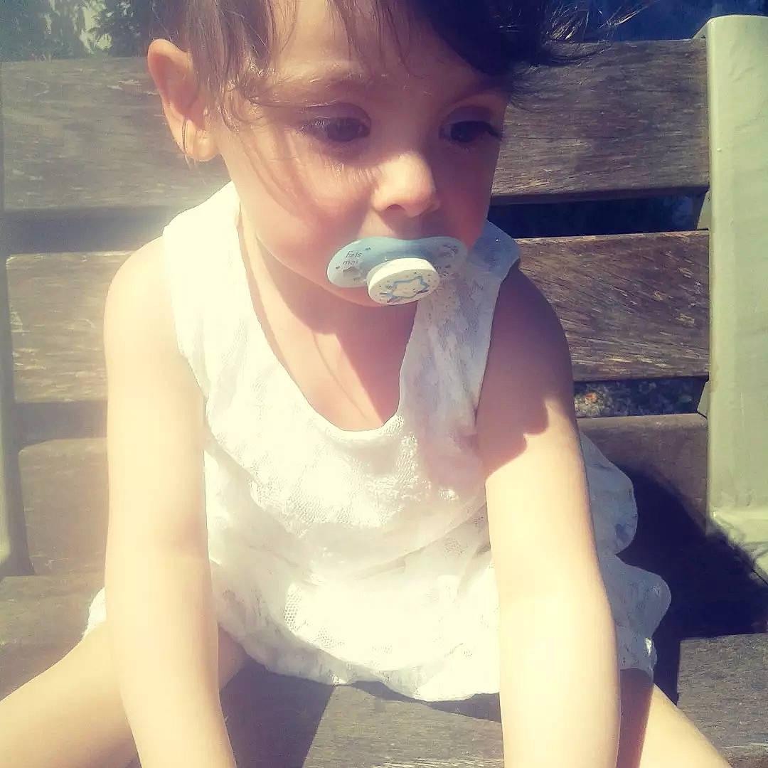 Syham participe au concours pour gagner de l'argent avec cette photo : baby_toddler_clothing, cloud, eye, eyelash, facial_expression, finger, hair, hairstyle, happy, head, human, iris, jaw, lip, mouth, nose, person, plant, skin, sleeve