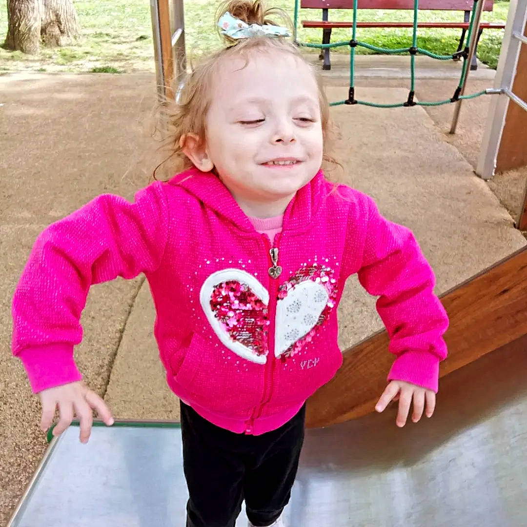 Iliana participe au concours pour gagner de l'argent avec cette photo : active_pants, baby_toddler_clothing, child, face, fashion_accessory, fun, grass, happy, joy, leisure, magenta, outerwear, person, pink, plant, play, recreation, sleeve, smile, sportswear