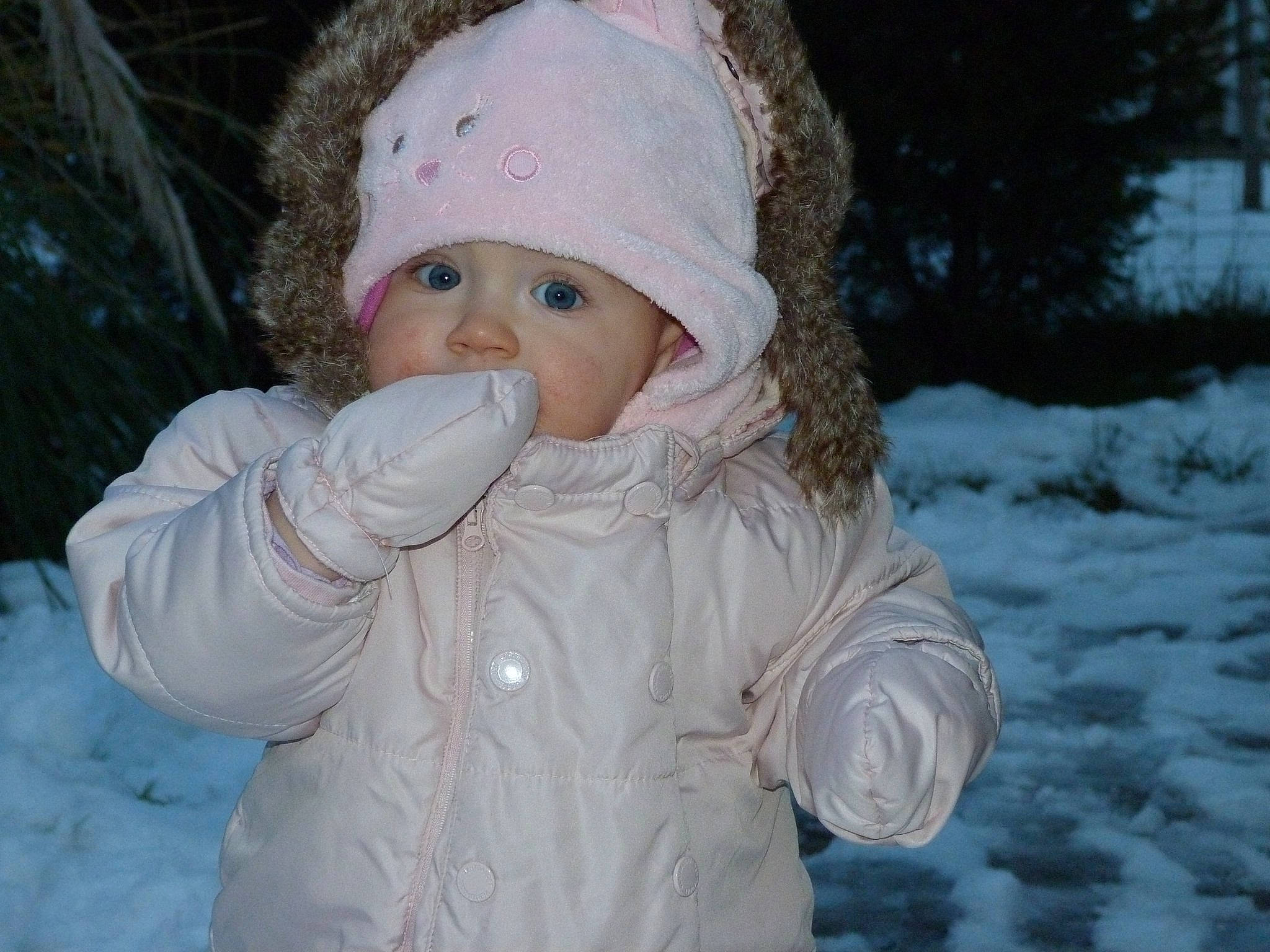 Emeline a rejoint le concours — aidez-le/la à gagner de superbes lots ! baby, bonnet, cheek, child, freezing, headgear, headwear, person, pink, play, playing_in_the_snow, smile, snow, toddler, winter