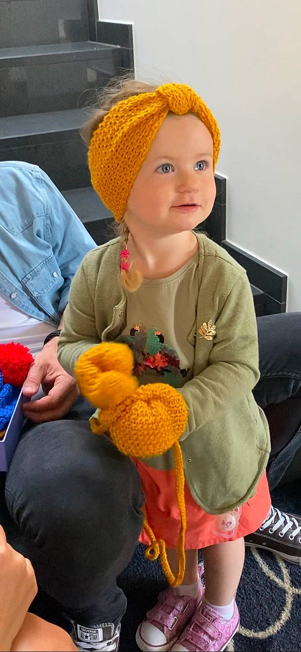 Inna a rejoint le concours — aidez-le/la à gagner de superbes lots ! art, beanie, bonnet, cap, child, crochet, ear, hat, headgear, knit_cap, knitting, outerwear, person, play, smile, toddler, wool, woolen, yellow