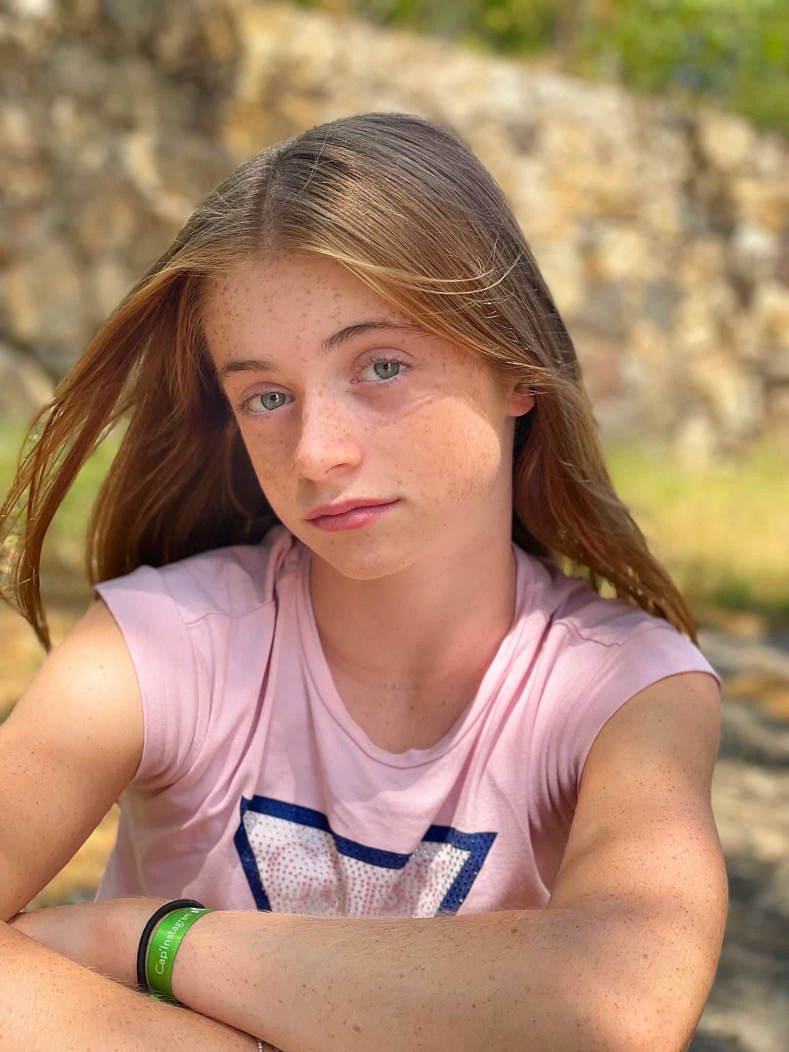 Maëlyne a rejoint le concours — aidez-le/la à gagner de superbes lots ! cool, eye, face, facial_expression, flash_photography, grass, hairstyle, happy, human, joint, leaf, leisure, lip, people, people_in_nature, person, shoulder, skin, summer, sunlight