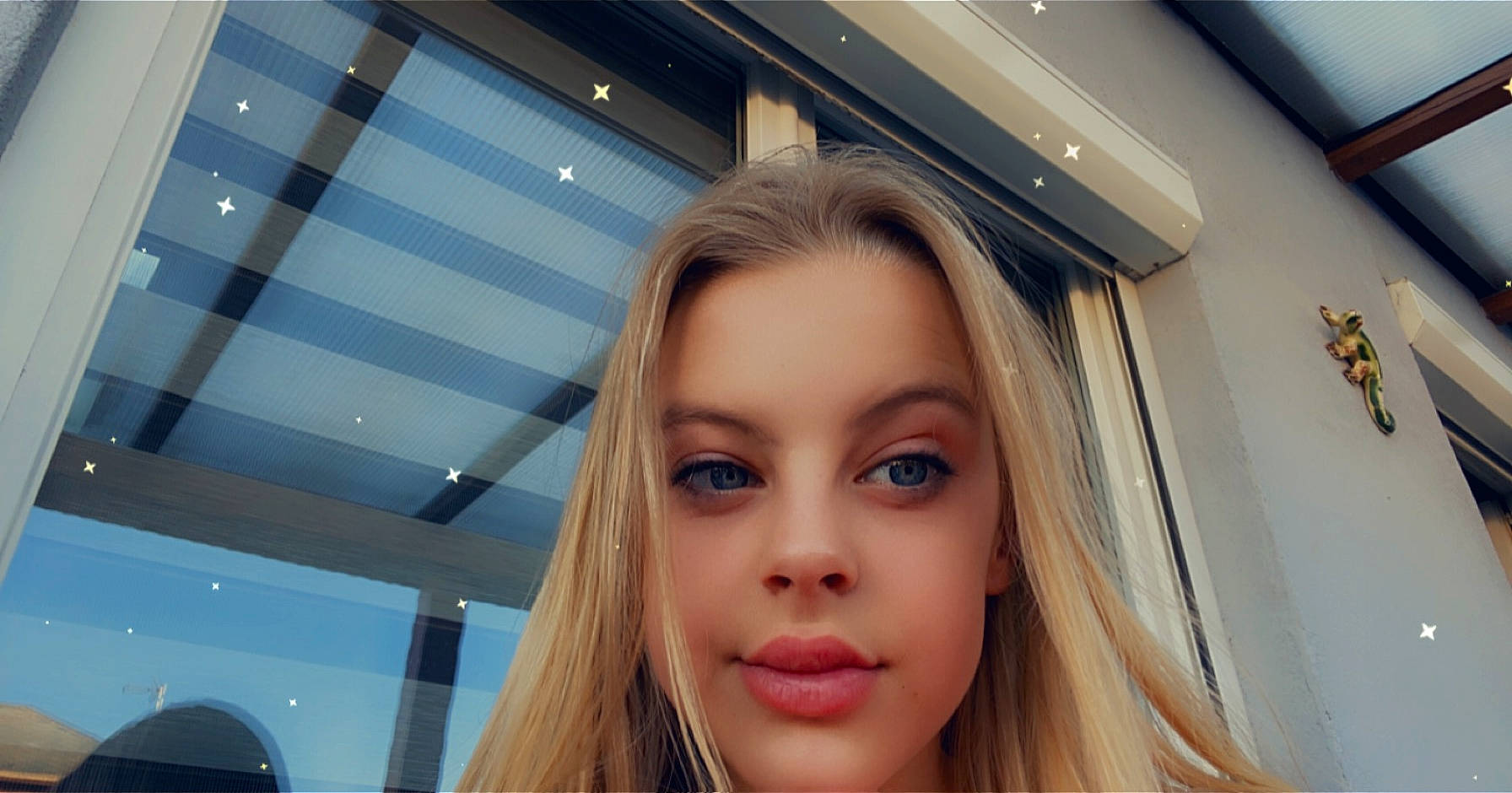 Oceane a rejoint le concours — aidez-le/la à gagner de superbes lots ! beauty, blond, brown_hair, cheek, chin, eye, eyebrow, face, forehead, hair, hair_coloring, hairstyle, head, jaw, lip, long_hair, nose, person, photography, selfie