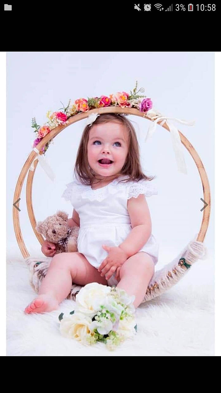 Clara a rejoint le concours — aidez-le/la à gagner de superbes lots ! baby, bouquet, clothing, cut_flowers, dress, eye, face, flower, flower_arranging, hair, happy, head, headpiece, person, petal, picture_frame, pink, product, skin, smile