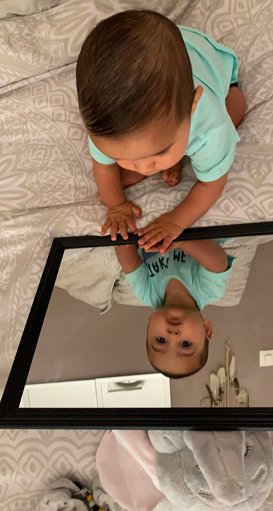 Kays participe au concours pour gagner de l'argent avec cette photo : art, baby, child, eyelash, eyewear, finger, flooring, gesture, glasses, head, illustration, nail, person, picture_frame, play, room, sitting, t_shirt, toddler, visual_arts