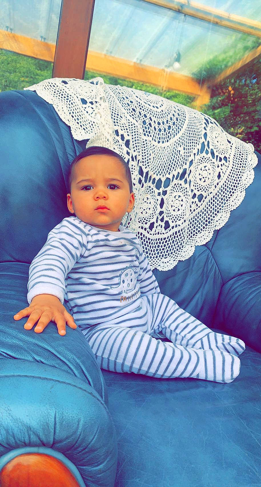 Kays a rejoint le concours — aidez-le/la à gagner de superbes lots ! azure, baby, baby_toddler_clothing, blue, child, comfort, couch, electric_blue, eye, face, facial_expression, fun, head, headgear, leisure, person, purple, skin, sleeve, toddler