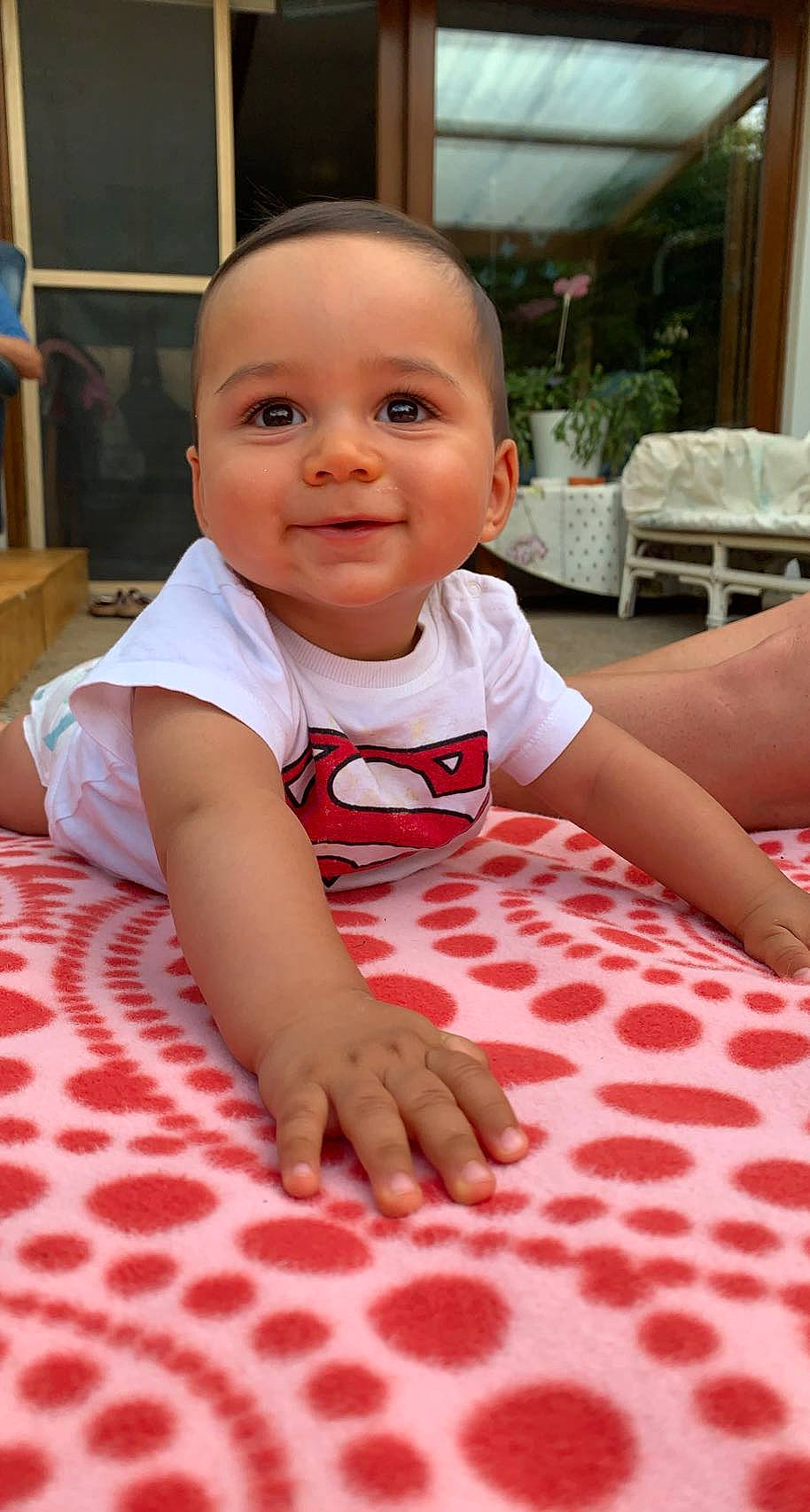 Kays participe au concours pour gagner de l'argent avec cette photo : baby, baby_toddler_clothing, beauty, bookcase, cheek, child, comfort, finger, floor, flooring, fun, happy, houseplant, joy, person, plant, shelf, sitting, skin, sleeve