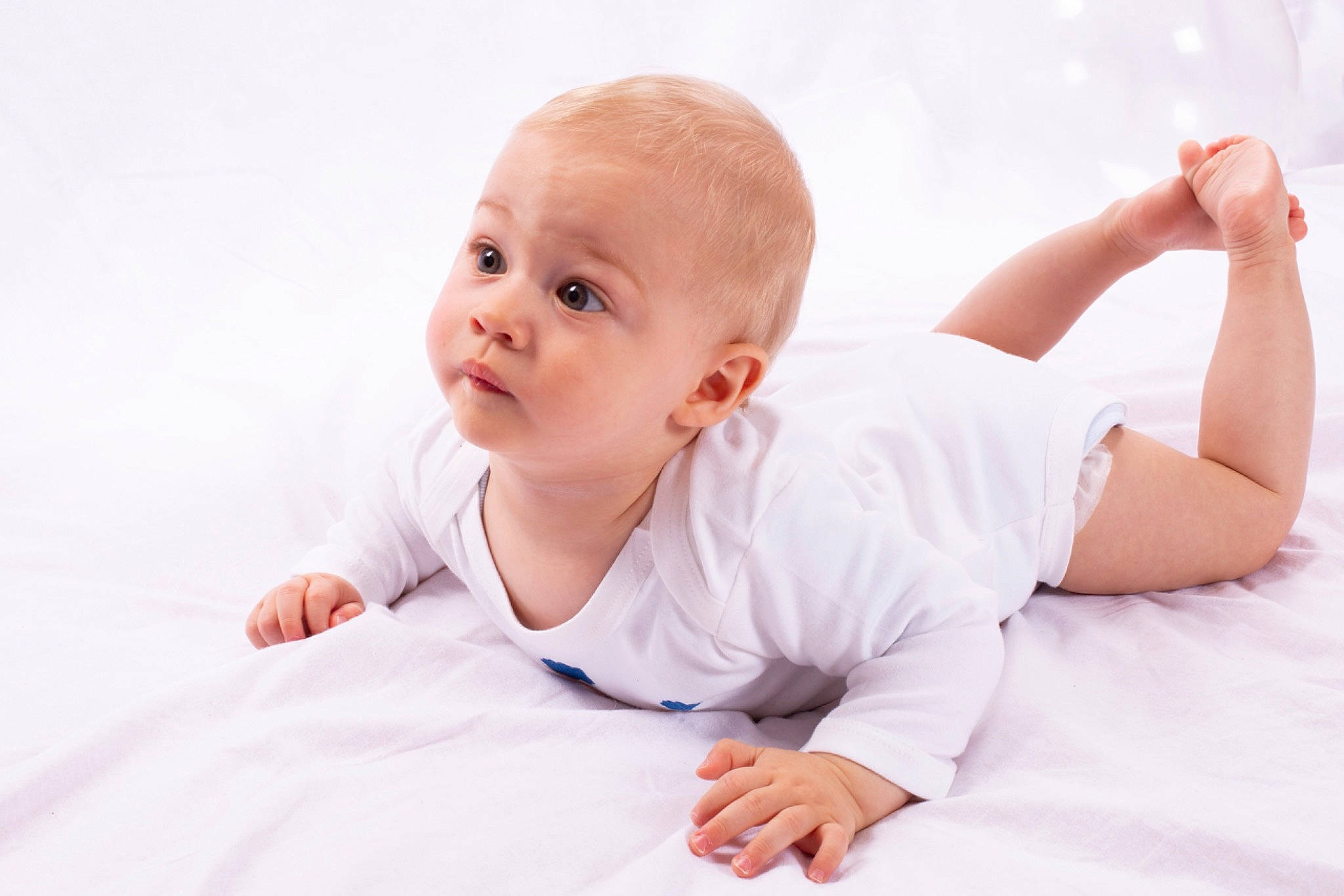 Ethan participe au concours pour gagner de l'argent avec cette photo : arm, baby, cheek, child, crawling, gesture, person, photography, portrait, portrait_photography, product, sitting, skin, toddler, tummy_time, white