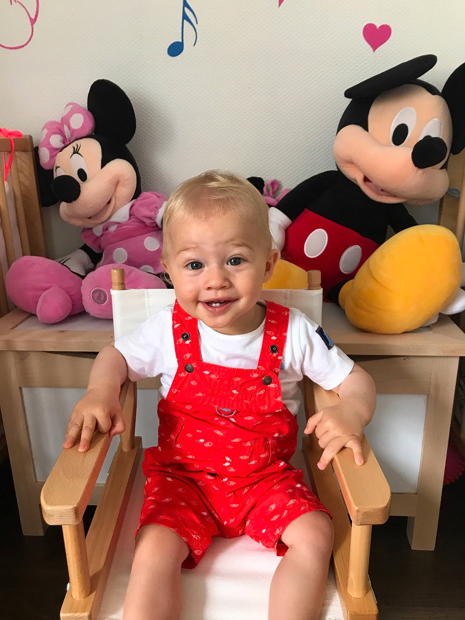 Ethan participe au concours pour gagner de l'argent avec cette photo : baby, child, daughter, doll, fun, furniture, happy, joy, leg, person, pink, play, plush, red, room, sitting, smile, stuffed_toy, teddy_bear, toddler