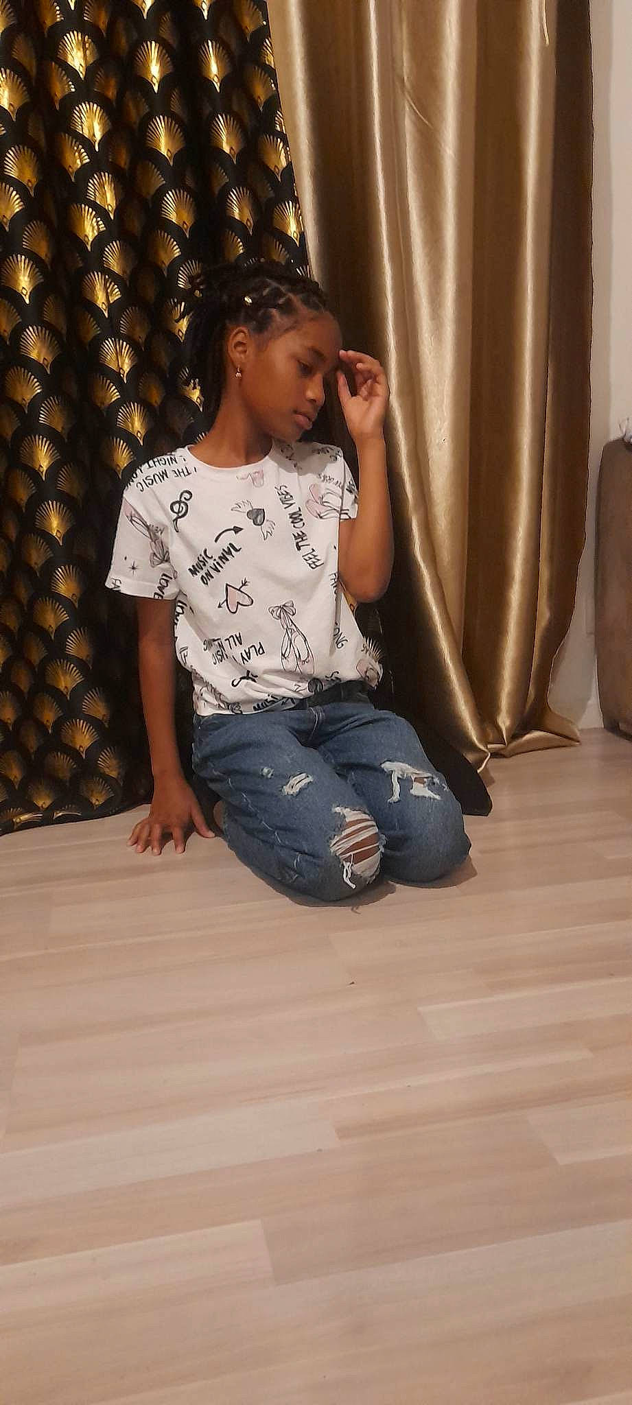 Annays a rejoint le concours — aidez-le/la à gagner de superbes lots ! curtain, denim, event, fashion_design, flooring, fun, happy, hardwood, human_leg, knee, leisure, pattern, person, shoulder, sitting, sleeve, t_shirt, thigh, trunk, waist