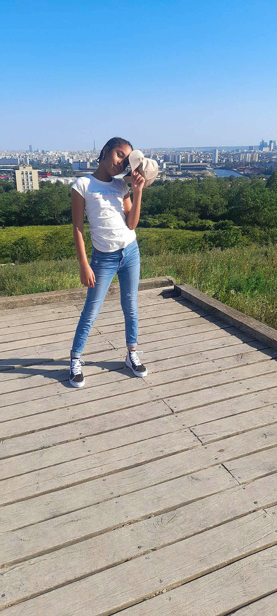 Annays participe au concours pour gagner de l'argent avec cette photo : camera, denim, electric_blue, fun, gesture, happy, horizon, human_leg, jeans, landscape, leisure, people_in_nature, person, plant, roof, single_lens_reflex_camera, sky, thigh, travel, tree