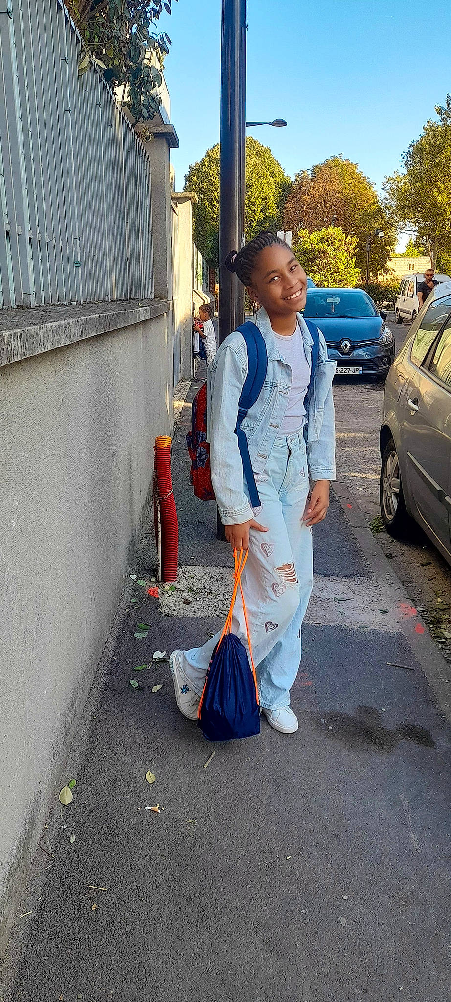 Annays participe au concours pour gagner de l'argent avec cette photo : asphalt, bag, car, electric_blue, human_body, joy, luggage_and_bags, motor_vehicle, pedestrian, person, personal_protective_equipment, plastic_bag, road, road_surface, sidewalk, sneakers, tire, travel, tree, vehicle_door