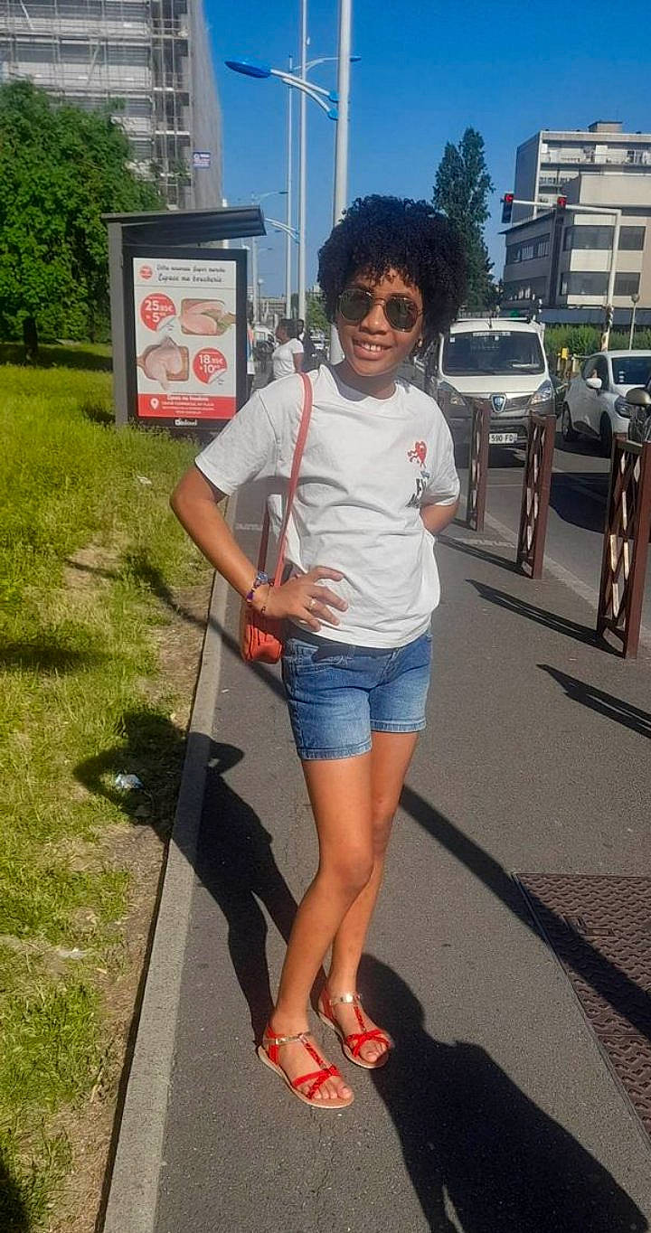 Annays participe au concours pour gagner de l'argent avec cette photo : asphalt, cool, denim, eyewear, joint, joy, knee, leg, person, shorts, shoulder, sky, sleeve, smile, sunglasses, t_shirt, thigh, tire, travel, tree