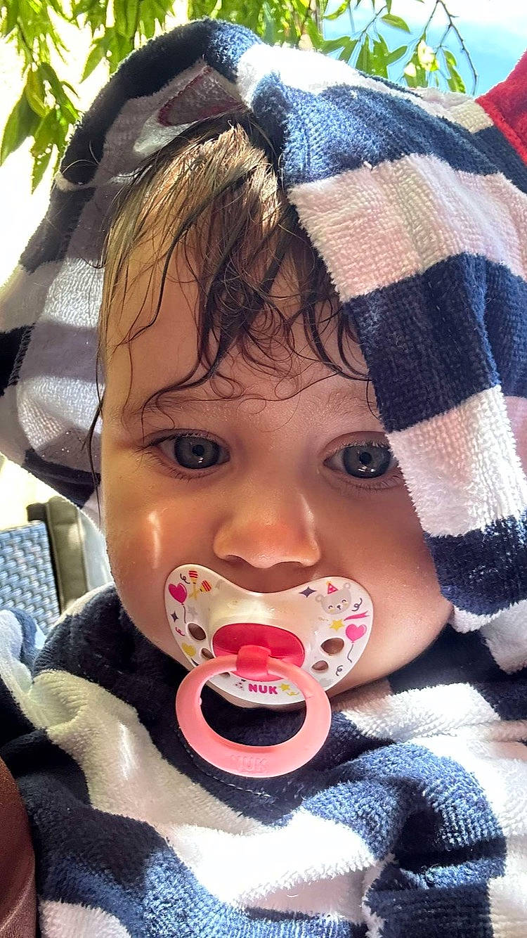 Lyana a rejoint le concours — aidez-le/la à gagner de superbes lots ! cheek, child, chin, cool, eyebrow, eyelash, facial_expression, hairstyle, happy, headgear, headwear, human, jaw, lip, mammal, mouth, nose, organ, people, person