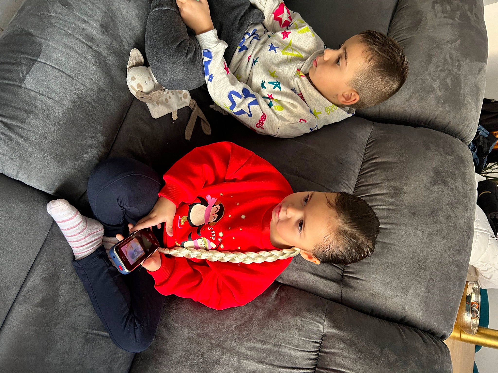 Justine a rejoint le concours — aidez-le/la à gagner de superbes lots ! baby, baby_products, carmine, child, comfort, couch, event, fun, happy, lap, leisure, nap, person, sitting, sleep, thigh, toddler, tree