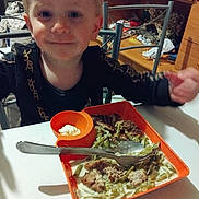 Kenzo a rejoint le concours — aidez-le/la à gagner de superbes lots ! child, boy, toddler, blond_hair, smiling, face, orange_plate, spoon, food, green_beans, meat, cream_sauce, table, chair, dining, indoor, kitchen, furniture, messy_background, thumbs_up