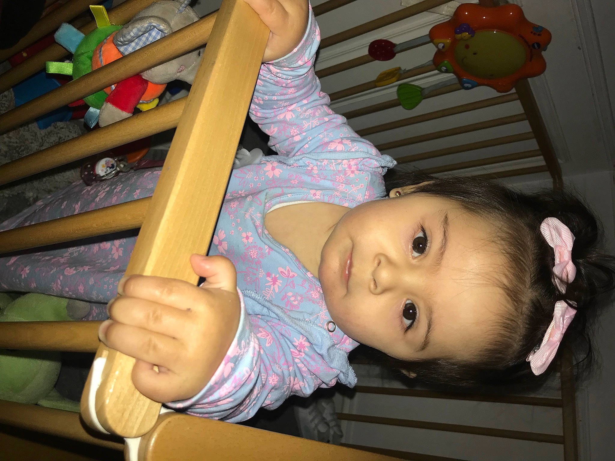 Lisa participe au concours pour gagner de l'argent avec cette photo : baby, baby_products, baby_safety, baby_toddler_clothing, baby_toys, ceiling, cheek, child, finger, fun, gesture, happy, infant_bed, person, play, room, smile, thumb, toddler, toy