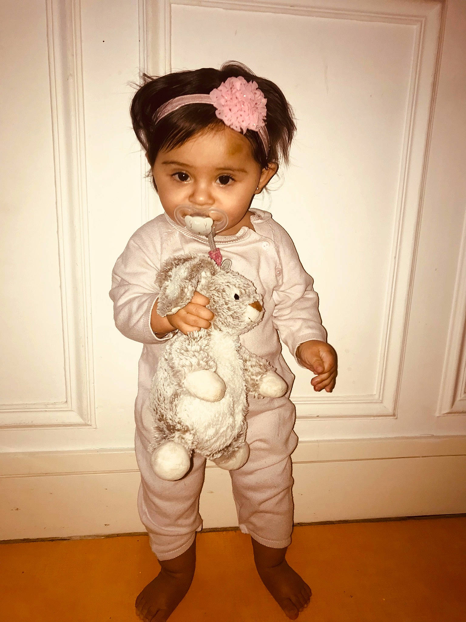 Lisa a rejoint le concours — aidez-le/la à gagner de superbes lots ! arm, art, baby_toddler_clothing, child, door, eye, fashion_design, flooring, fur, gesture, hair, head, headgear, human_leg, outerwear, pattern, person, sleeve, toddler, vintage_clothing