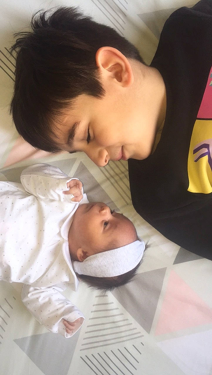 Sofiane participe au concours pour gagner de l'argent avec cette photo : baby, baby_toddler_clothing, cheek, child, comfort, event, facial_expression, finger, gesture, hair, hand, happy, mammal, mouth, nose, people, person, room, skin, toddler