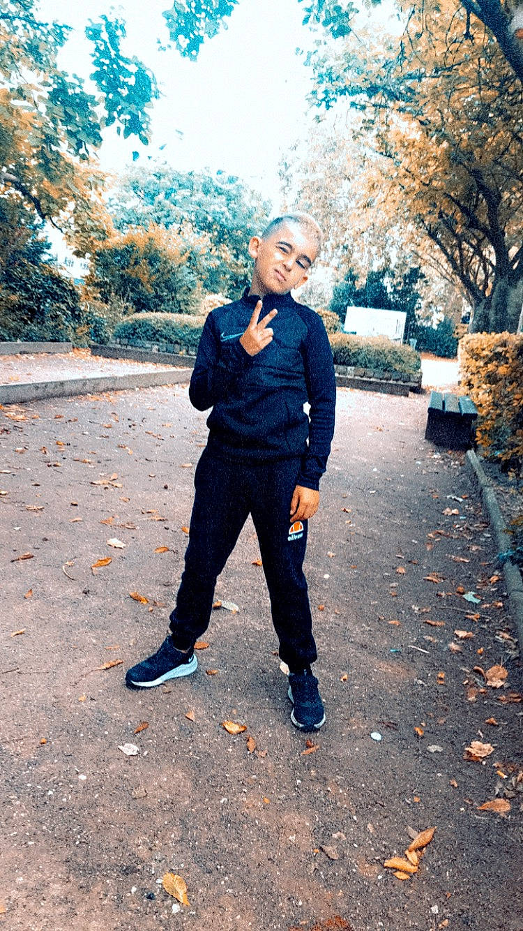 Sofiane a rejoint le concours — aidez-le/la à gagner de superbes lots ! asphalt, blazer, branch, electric_blue, flash_photography, forest, formal_wear, gesture, grass, happy, leisure, people_in_nature, person, road_surface, standing, street_fashion, suit, sunlight, tints_and_shades, tree