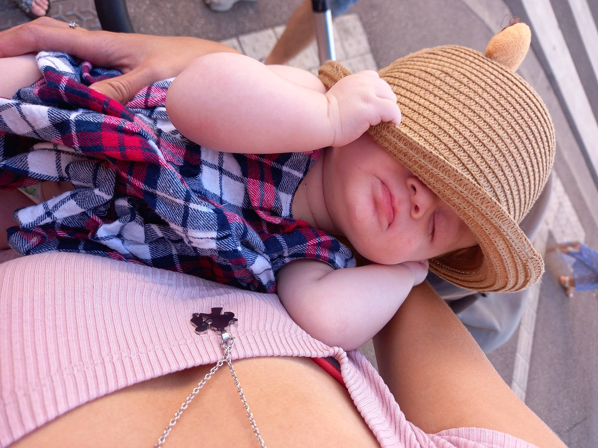 Zoëylïa participe au concours pour gagner de l'argent avec cette photo : baby, cap, chest, child, comfort, hand, happy, hat, human_leg, joint, pattern, person, pink, plaid, skin, sun_hat, tartan, textile, thigh, toddler