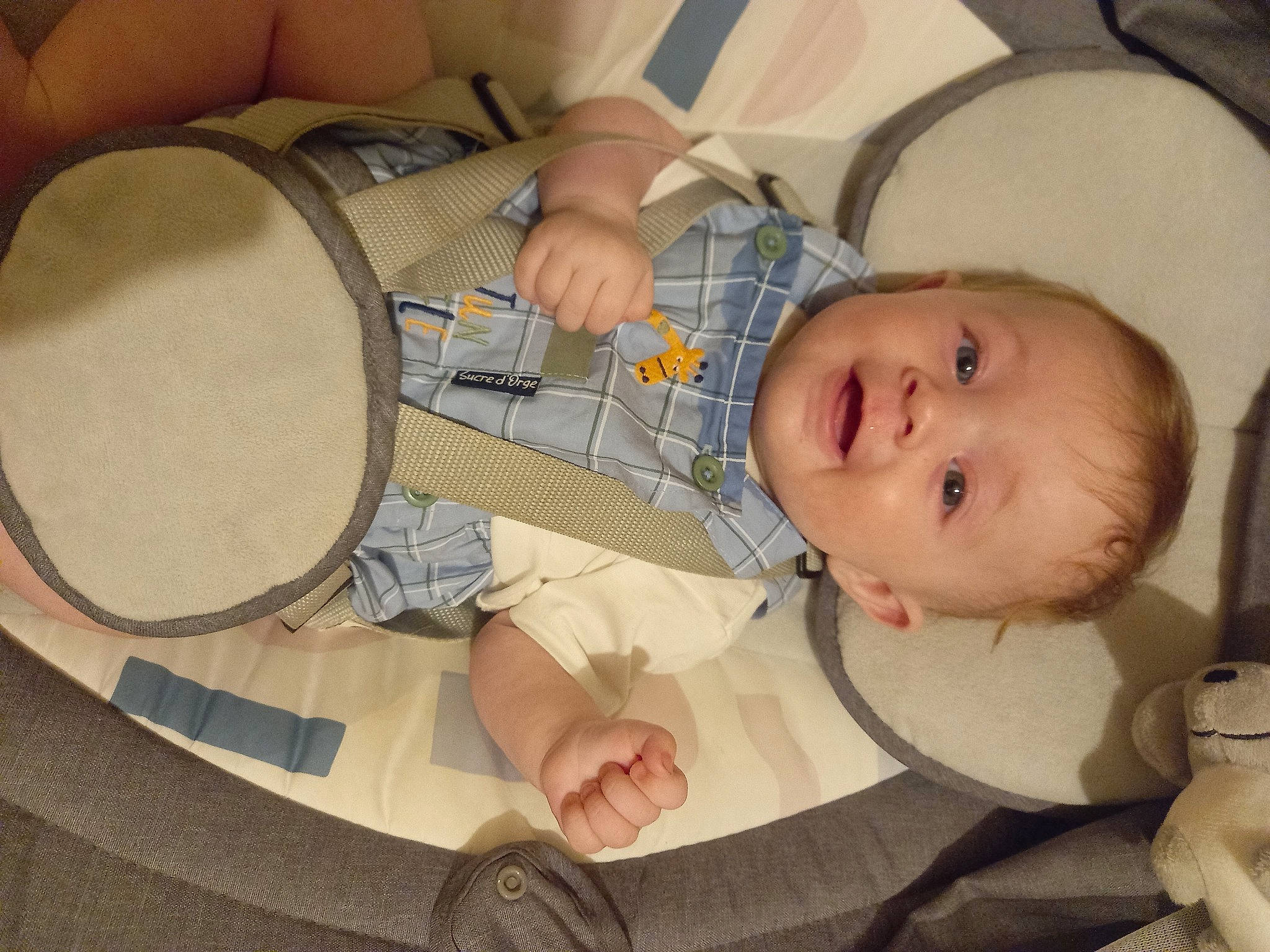 Zoëylïa a rejoint le concours — aidez-le/la à gagner de superbes lots ! art, automotive_tire, baby, baby_carriage, baby_products, baby_safety, baby_toddler_clothing, chair, child, circle, comfort, infant_bed, mouth, person, room, sitting, smile, toddler, wood