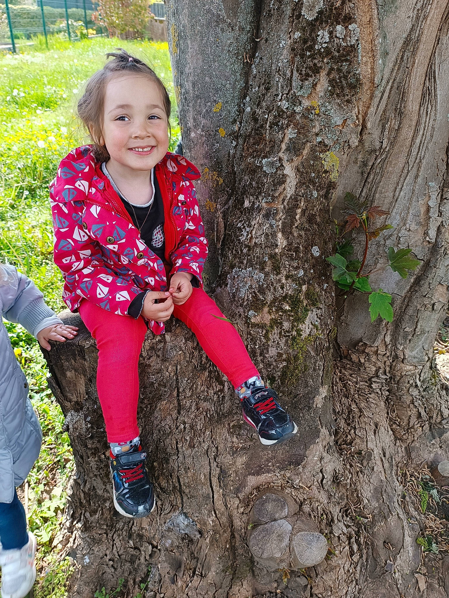 Lynaia a rejoint le concours — aidez-le/la à gagner de superbes lots ! adaptation, botany, fun, grass, happy, joy, leaf, leisure, nature, people_in_nature, person, plant, recreation, shoe, smile, sneakers, thigh, toddler, tree, trunk