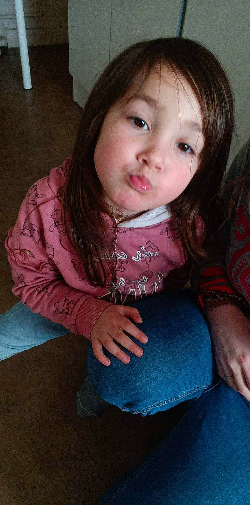 Lynaia participe au concours pour gagner de l'argent avec cette photo : arm, cheek, chin, eye, eyebrow, face, facial_expression, hair, hairstyle, hand, head, iris, lip, mouth, neck, nose, organ, person, shoulder, skin